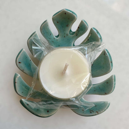 Blue Monstera leaf with tea light packaged