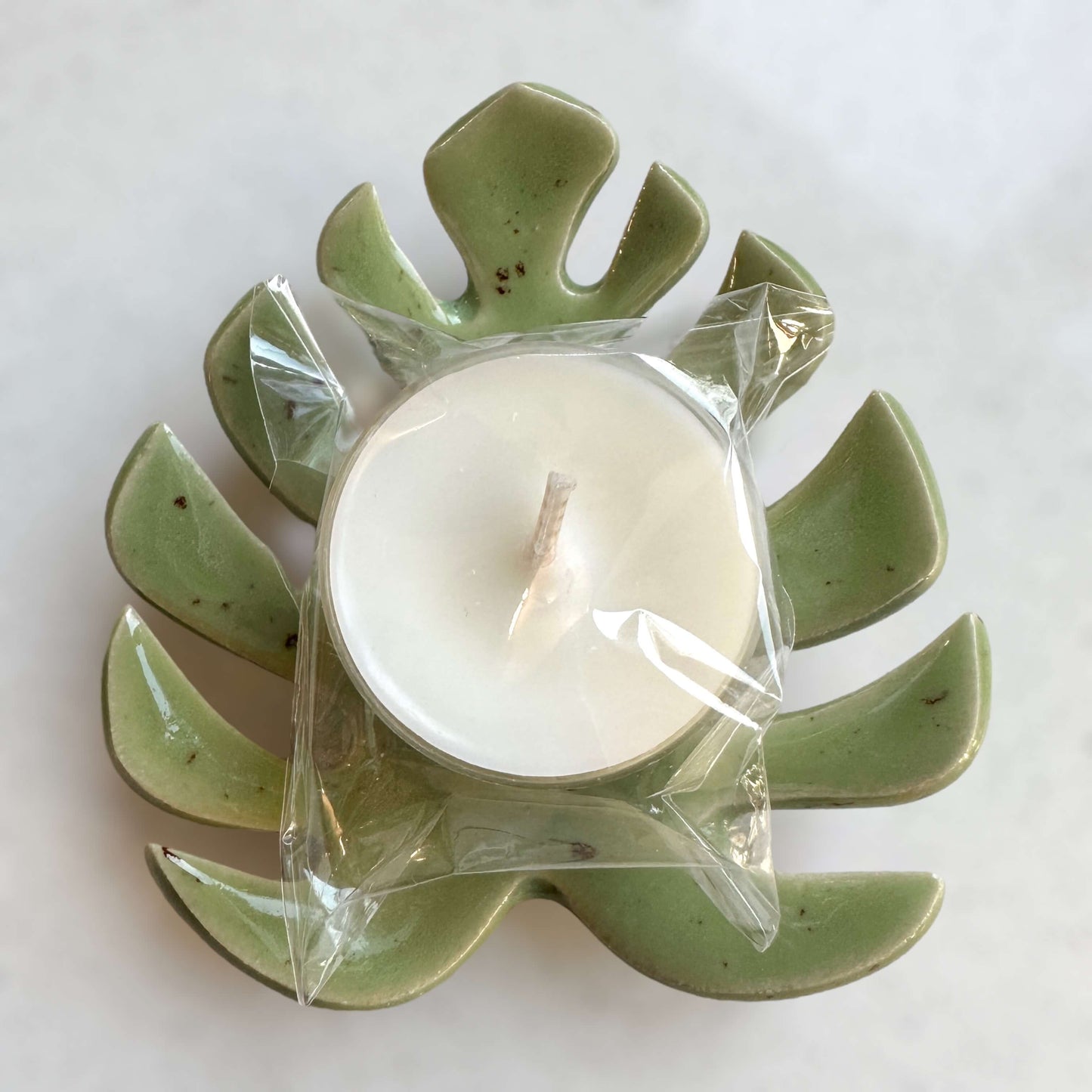 Green Monstera leaf with tea light packaged